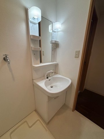 洗面設備　落ち着いた色調のトイレです