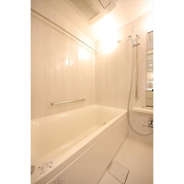 バス・シャワールーム　清潔感のあるお風呂です。