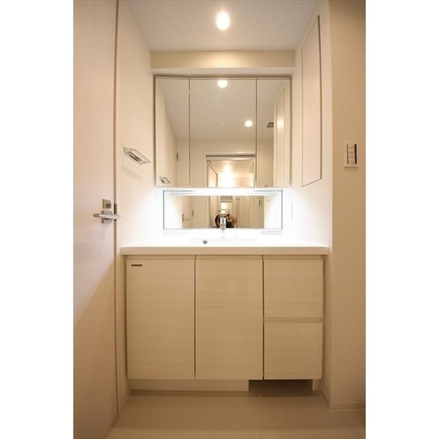 洗面設備　鏡裏収納のある独立洗面台です。