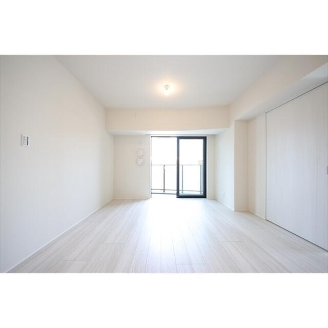 居室・リビング　窓からは自然の光が差し込みます。