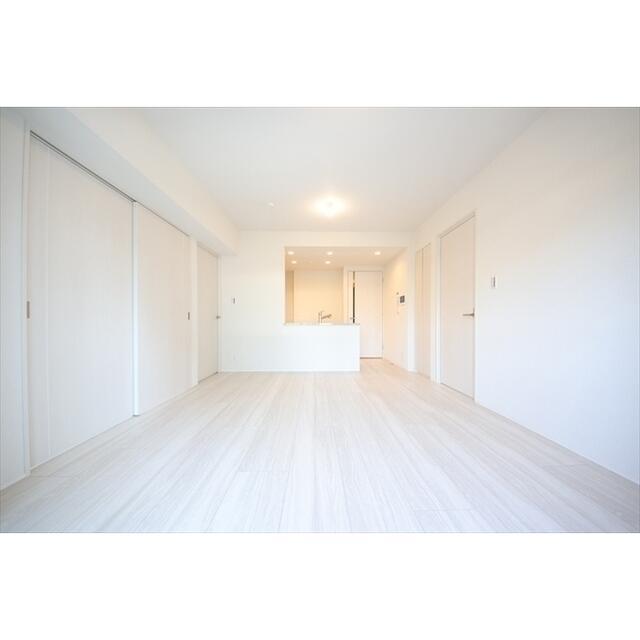 居室・リビング　白基調の開放的なリビングです。