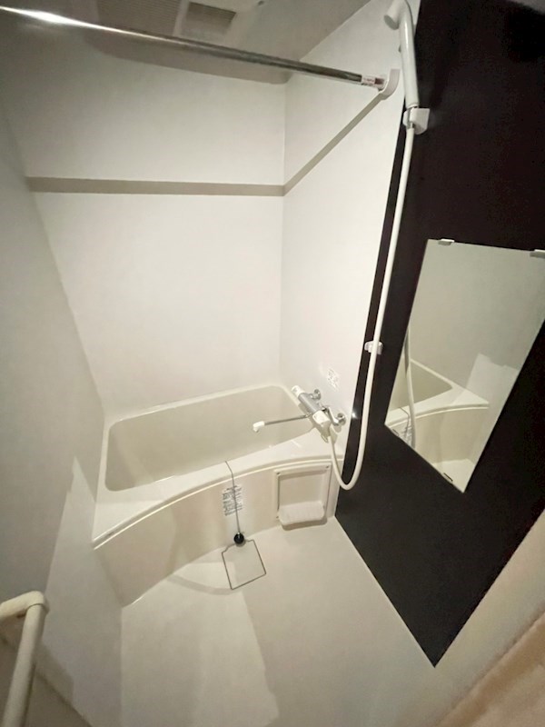 バス・シャワールーム　カラーパネルの明るいバスルーム