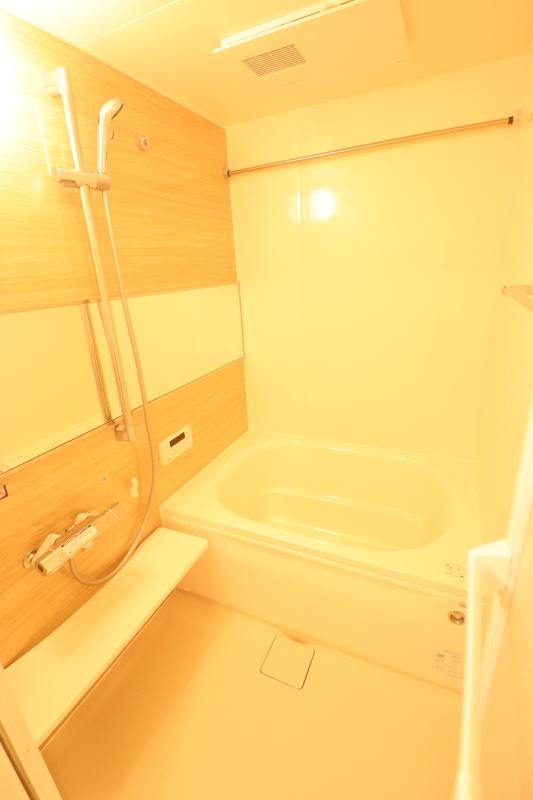 バス・シャワールーム　１　バス　浴室乾燥機、追い焚き付き