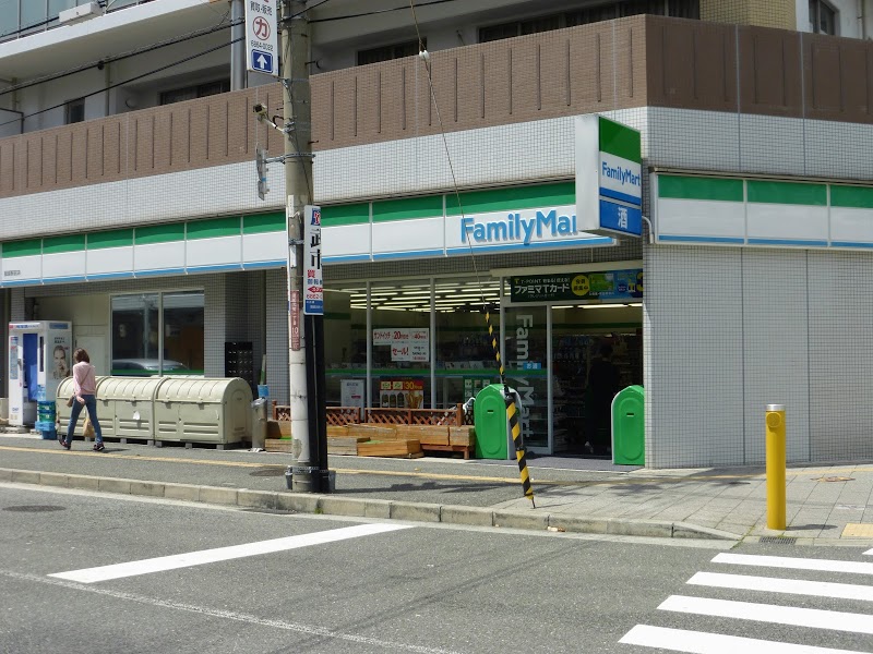 コンビニ　ファミリーマート 服部駅前店（コンビニ）まで728m