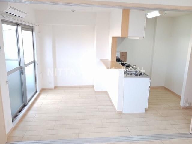 居室・リビング　ダイニングは隣の洋室とつなげて広く使うこともできます(^^)