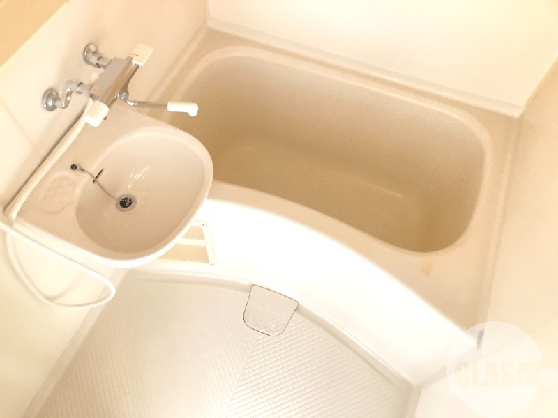 バス・シャワールーム　キレイにリフォームされています♪
