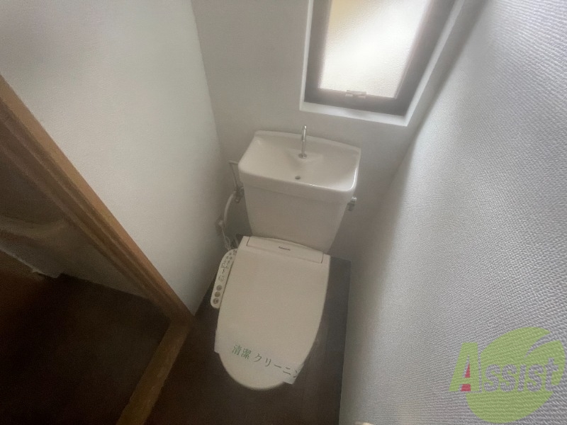 トイレ　温水洗浄便座付きのお手洗いになります。これは嬉しいですね