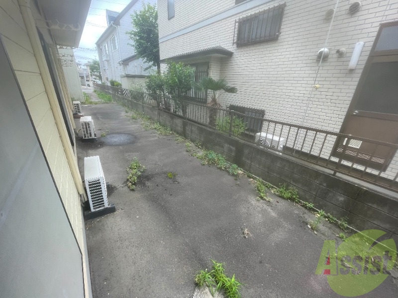 バルコニー　バルコニーは無く、すぐ外に出られるようになっております。