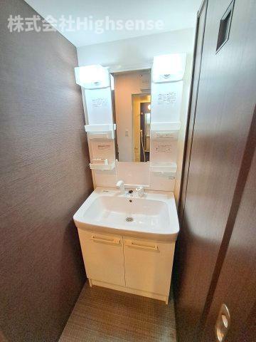 洗面設備　ゆったりとスペースのある洗面所