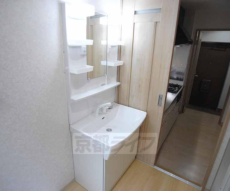 洗面設備　嬉しい独立洗面台付です。