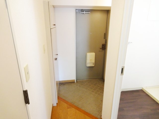 玄関　同物件別号室のものです。