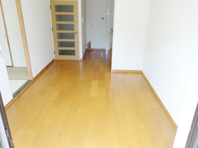 居室・リビング　同物件別号室のものです。