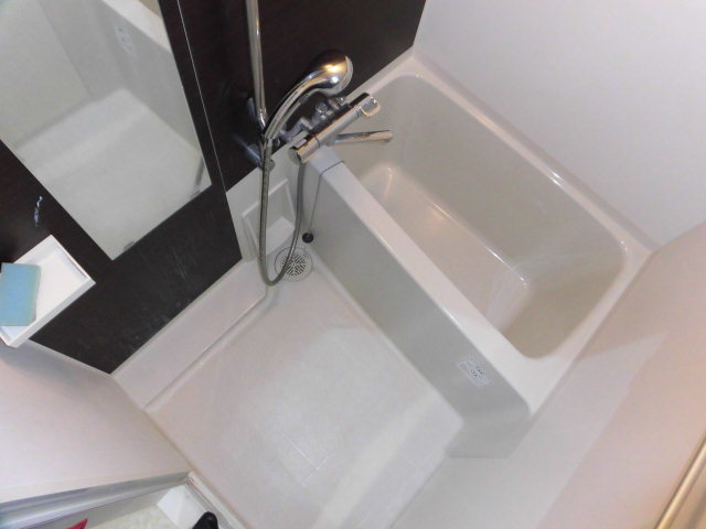 バス・シャワールーム　大きな鏡のあるお洒落なバスルームです。