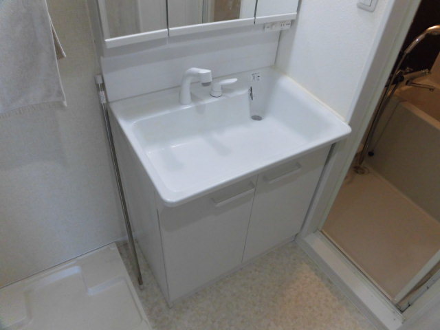 洗面設備　シンクが広い独立洗面台です。