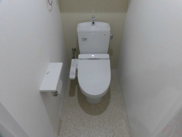 トイレ　ウォシュレット付きの清潔感あるトイレです。