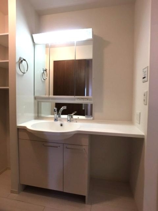 洗面設備　三面鏡・整理棚付きカウンター洗面台