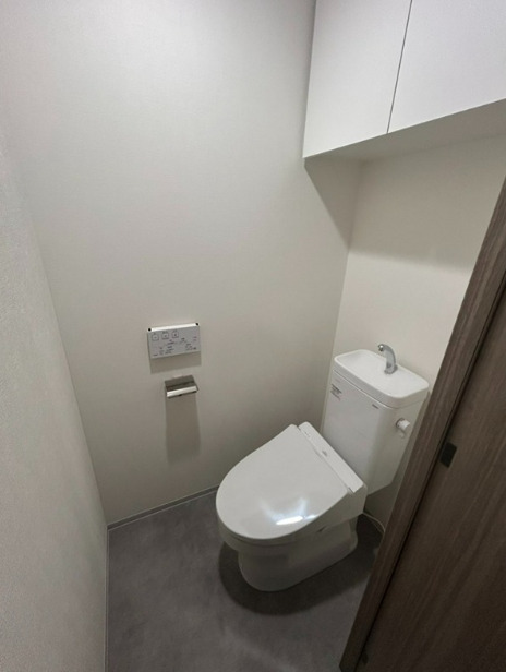 トイレ　反転タイプ別室画像です