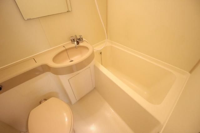 バス・シャワールーム　バスルームです