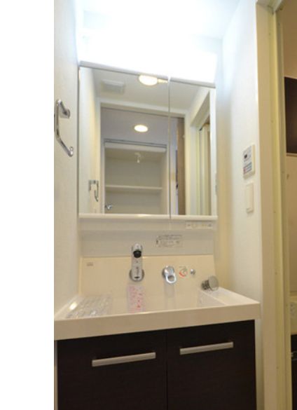 洗面設備　朝の支度にも助かる、独立の洗髪洗面化粧台
