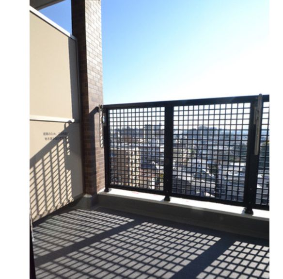 バルコニー　開放的で明るい空間を演出してくれるバルコニーです