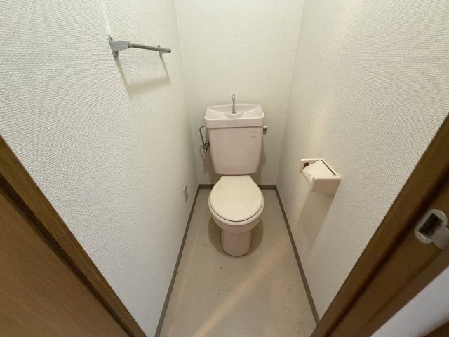 トイレ　同物件別号室のものです。