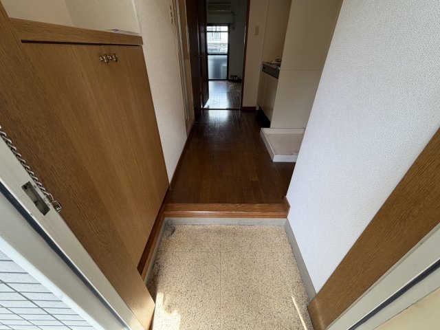 玄関　同物件別号室のものです。
