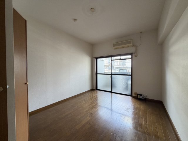 居室・リビング　同物件別号室のものです。