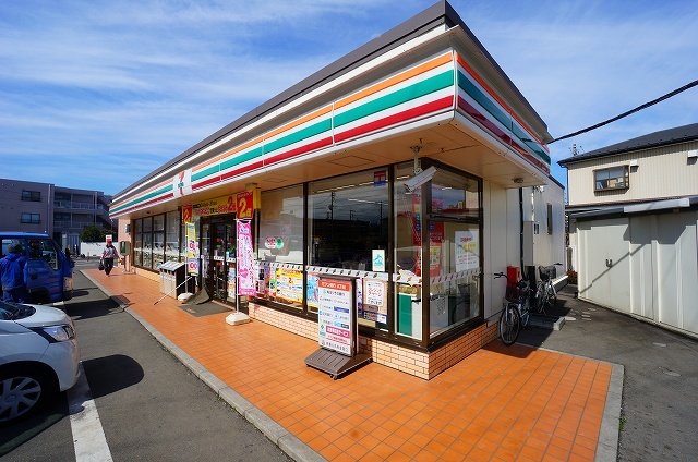 コンビニ　セブンイレブン朝霞岡3丁目店（コンビニ）まで135m