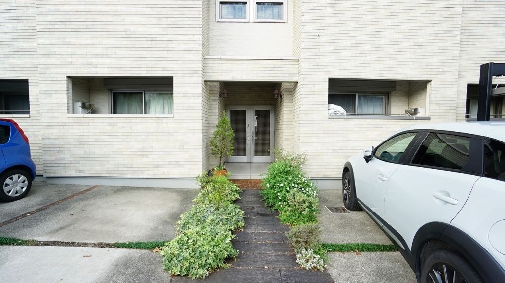 建物外観　駐車場