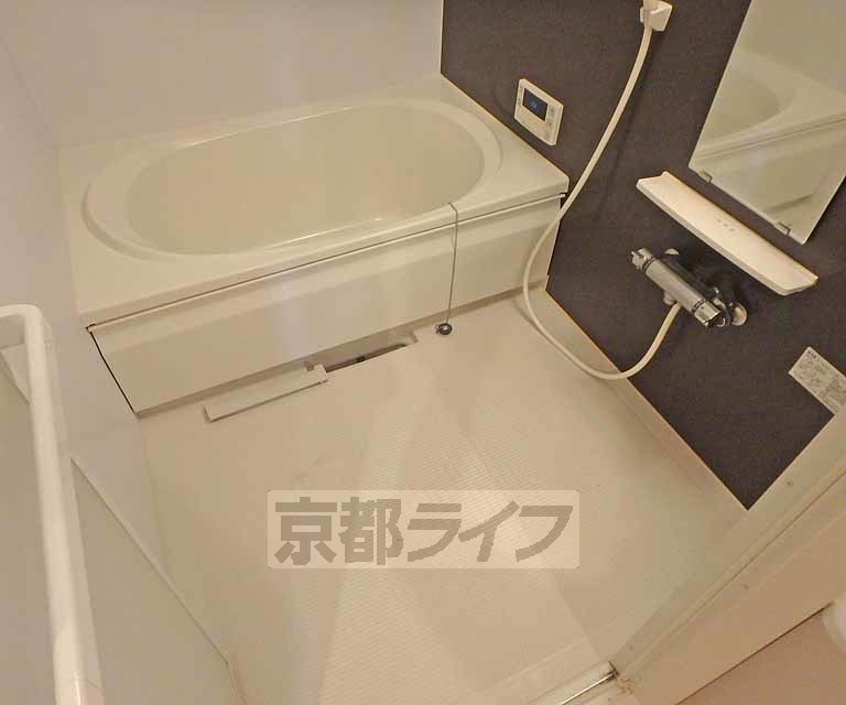 バス・シャワールーム　アクセントパネルがお洒落な浴室です。