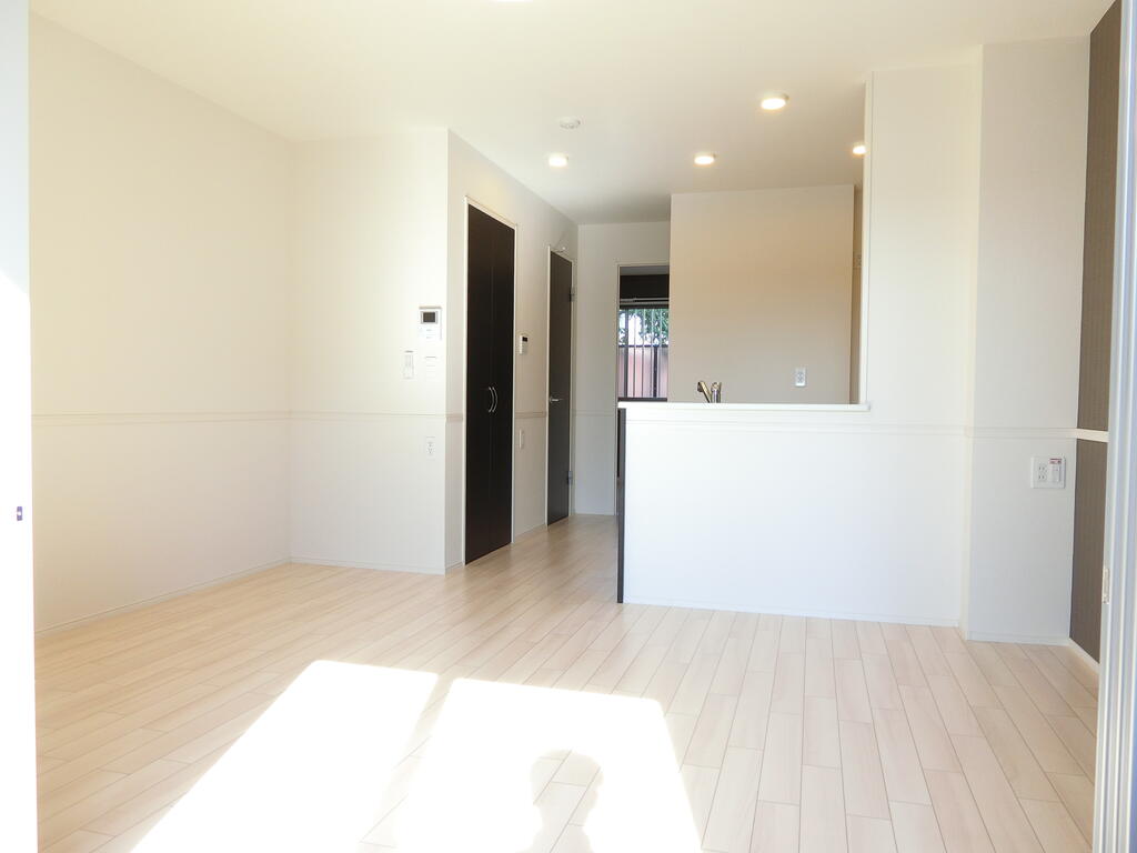 居室・リビング　同施工会社別物件(同タイプ間取り)の写真です。