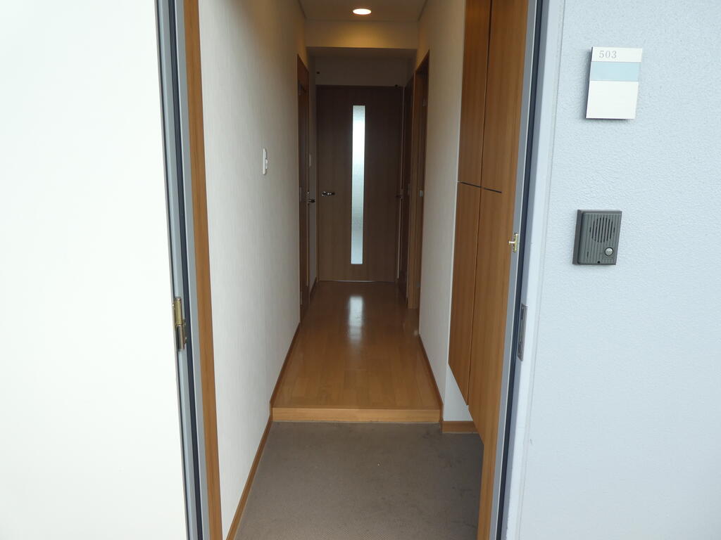 玄関　写真は別部屋を使用しております。