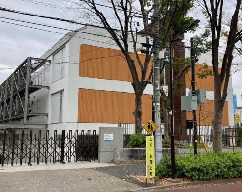 中学校　港区立高陵中学校（中学校）まで842m