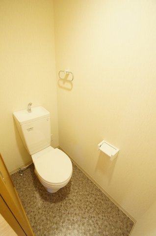 トイレ　個室タイプのトイレです。