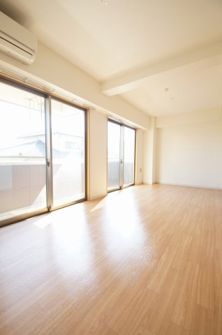 居室・リビング　落ち着いた色合いの床材を使用した居住空間