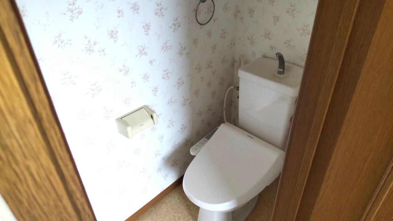トイレ　落ち着いた色調のトイレです