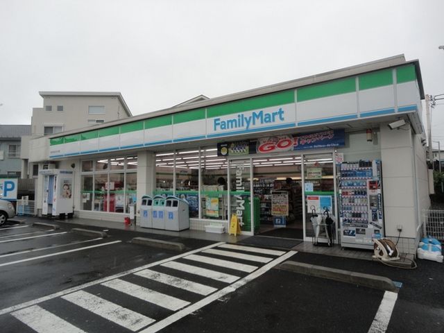 コンビニ　ファミリーマート（コンビニ）まで132m