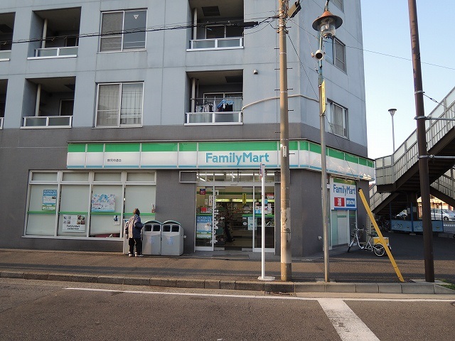 コンビニ　ファミリーマート　鶴見仲通店（コンビニ）まで335m