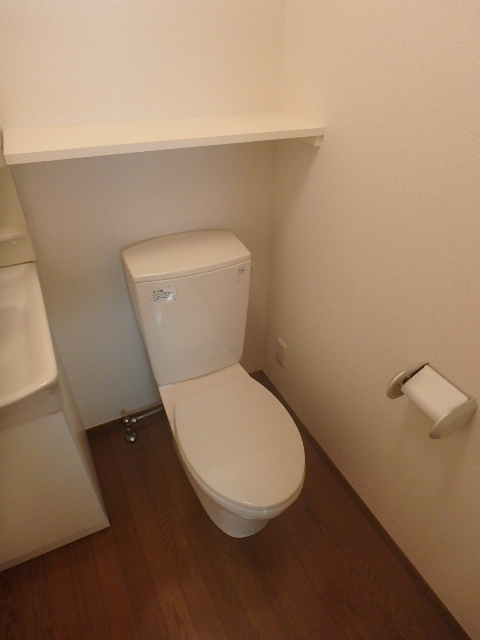 トイレ　上部棚にトイレットペーパーも常備できますね。