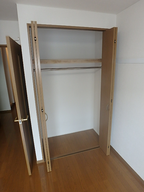 収納　大きなクローゼットで季節物も収納できますね。