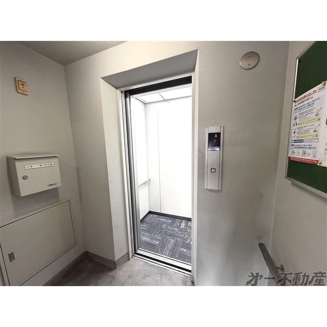 ロビー　エレベータ