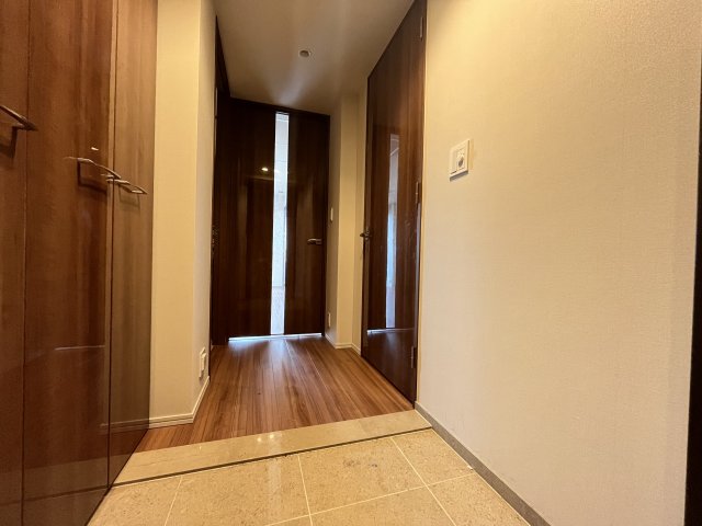 玄関　＊居住中の為別部屋参照