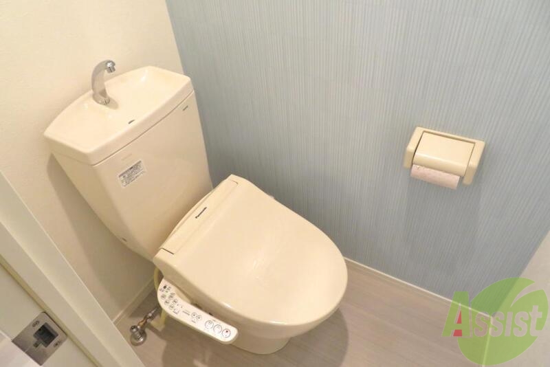 トイレ　トイレにはウォシュレット完備、水色の壁紙もポイントですね