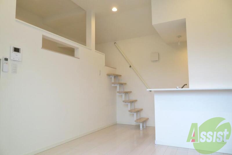 居室・リビング　白を基調とした大型ロフト付きの素敵なお部屋です