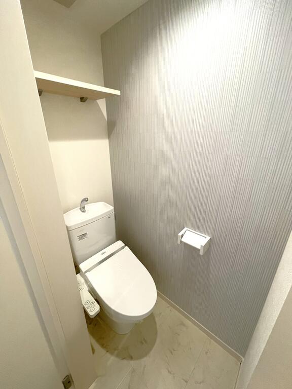 トイレ　トイレは温水洗浄機能付きです。