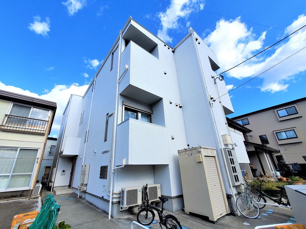 建物外観　木造2階建てオートロックアパート