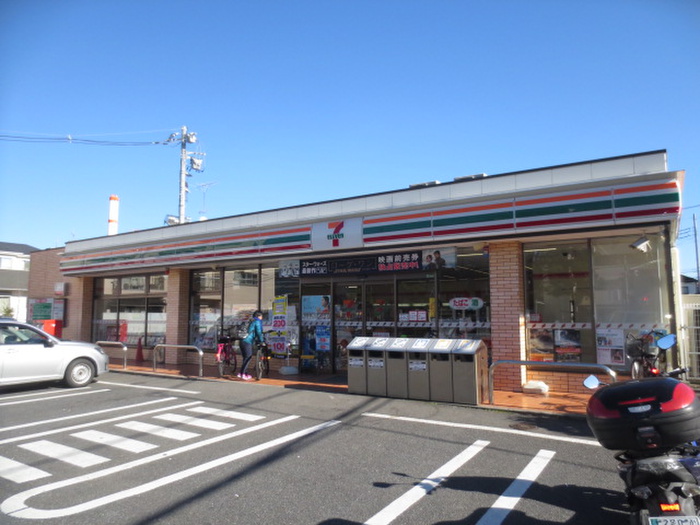 コンビニ　セブンイレブン東伊興（コンビニ）まで65m