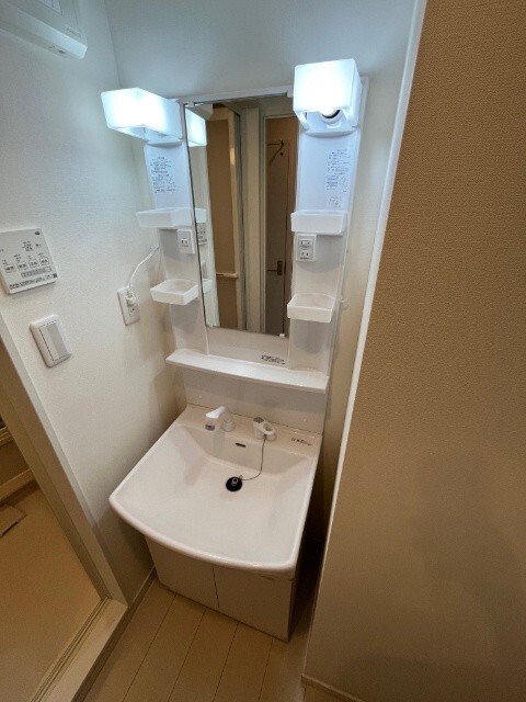 洗面設備　※同建物の別部屋の写真です。