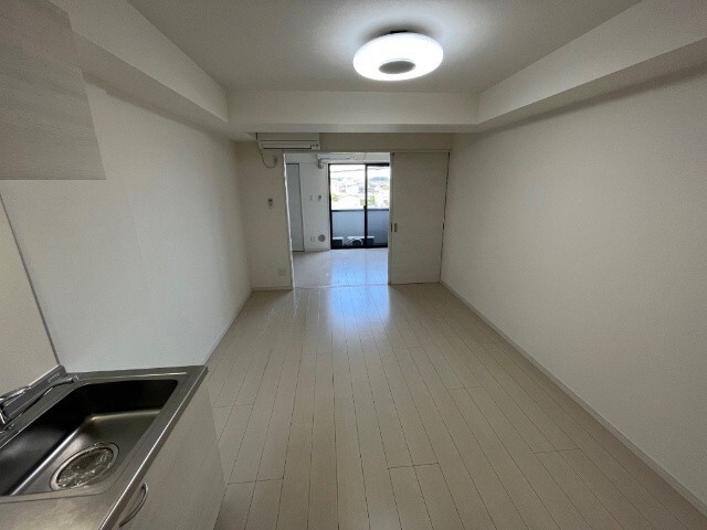 居室・リビング　※同建物の別部屋の写真です。