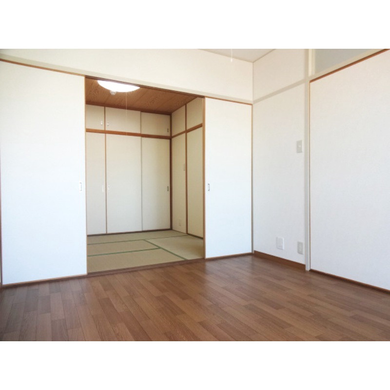 その他部屋・スペース　二部屋続きですので開放感ありますね☆